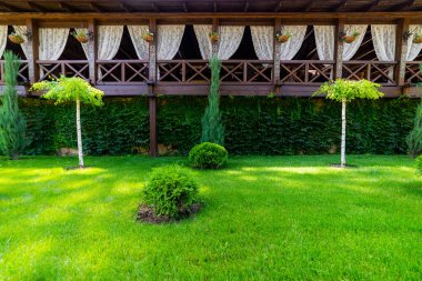 Şehir parkındaki ahşap binadaki bir kafeteryada veya restoranda..