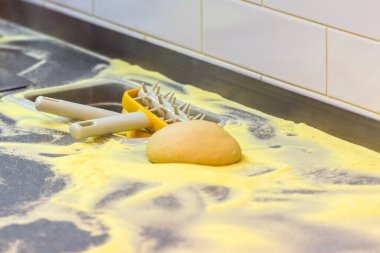 Pizzacı, parkeci, hamurcu, roto-çatal veya kısaca docker, ya küçük, çivili bir raptiyeye ya da küçük bir döner dümene benzeyen bir yemek hazırlama gereçleridir..