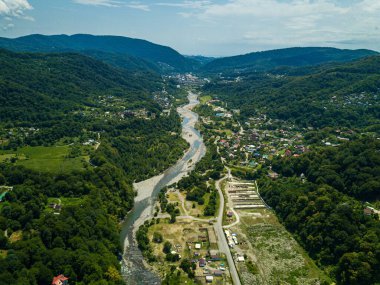 Kafkasya dağlarındaki nehir vadisinin havadan görünüşü.