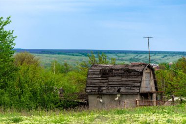 Terk edilmiş ve harap olmuş taş ve ahşap ahır..