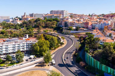 Lizbon, Portekiz 'deki yol trafiğinin ve çatıların en üst görüntüsü.