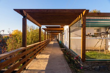 Parkta ya da hayvanat bahçesinde yürümek için taştan bir yol.