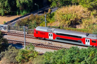 Avrupa 'da kırmızı modern tren toplu taşımacılığı.