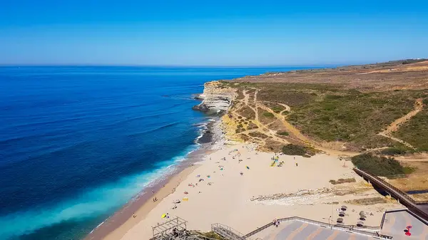 Güzel manzara. Atlantik Okyanusu 'nun muhteşem manzarası. Gök mavisi berrak suyla harika manzara..