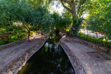 Parktaki küçük dar su kanalı.