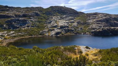 Portekiz 'in Beiras Bölgesi' nin Guarda ilçesindeki Serra da Estrela dağlarının zirvesinden ve doğal parktan panoramik manzara. Portekiz 'in en yüksek dağları - 1993 metre. Önplanda rezervuar