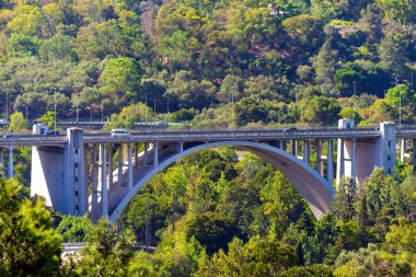 Araba yolu için taş kemer köprüsü.