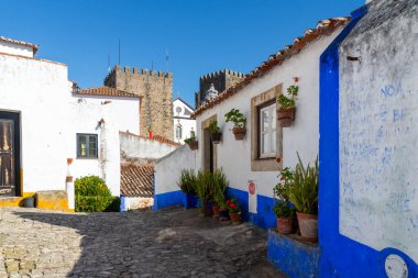 Obidos, Portekiz - 05 Ekim 2018: Tarihi şehir merkezinin tipik küçük evlerinin mimari ayrıntıları.