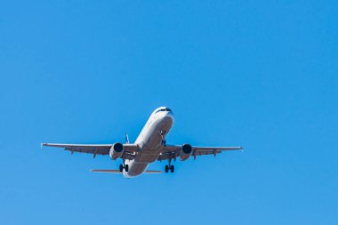 Portekiz, Lizbon, 09 Ekim 2018: Bir Lufthansa Airbus A321 Lizbon havaalanına inişe hazırlanın.