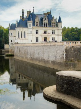 Bir nehrin karşısındaki ünlü kale Chenonceau ayakta. Loire Valley, Fransa