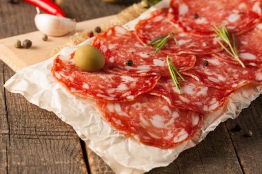 Chorizo sosis ve salam, ince kesim. Baharatlı, biberli, biberli İspanyol salamı. Baharatlı yemek. Acı biber.