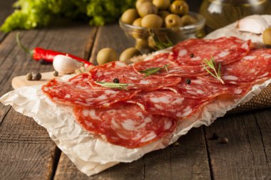 Chorizo sosis ve salam, ince kesim. Baharatlı, biberli, biberli İspanyol salamı. Baharatlı yemek. Acı biber.