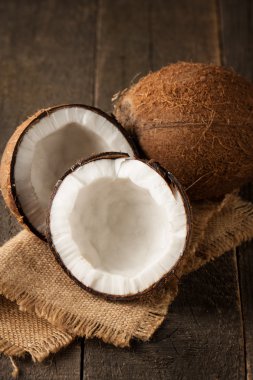 Olgun yarı ahşap bir arka plan üzerine Hindistan cevizi kesti. Olgun yarı ahşap bir arka plan üzerine Hindistan cevizi sütü ile kesmek