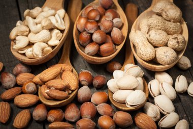 Ahşap arka plan üzerinde sağlıklı karışımı fındık. Badem, fındık, kaju fıstığı, fıstık, Brezilya fındık