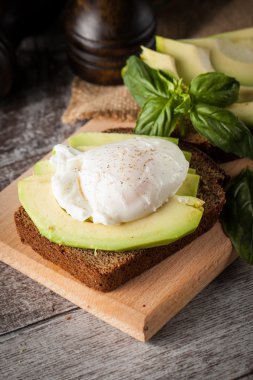 Avokado ve haşlanmış yumurta ile sağlıklı sandviç. Sağlıklı gıda ve beslenme kavramı.