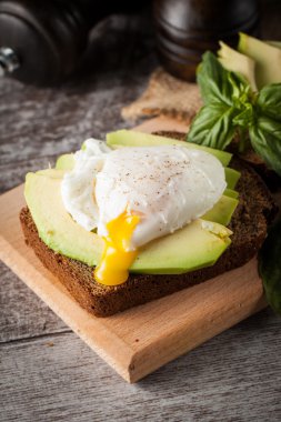 Avokado ve haşlanmış yumurta ile sağlıklı sandviç. Sağlıklı gıda ve beslenme kavramı.