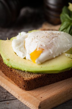 Avokado ve haşlanmış yumurta ile sağlıklı sandviç. Sağlıklı gıda ve beslenme kavramı.