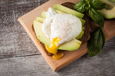 Avokado ve haşlanmış yumurta ile sağlıklı sandviç. Sağlıklı gıda ve beslenme kavramı.