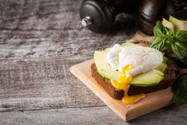 Avokado ve haşlanmış yumurta ile sağlıklı sandviç. Sağlıklı gıda ve beslenme kavramı.