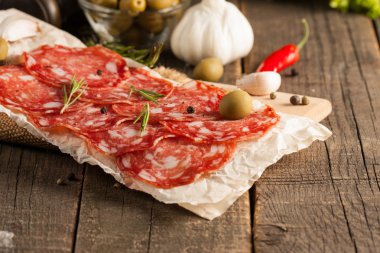 Chorizo sosis ve salam, ince kesim. Baharatlı, biberli, biberli İspanyol salamı. Baharatlı yemek. Acı biber.