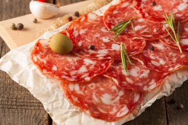 Chorizo sosis ve salam, ince kesim. Baharatlı, biberli, biberli İspanyol salamı. Baharatlı yemek. Acı biber.