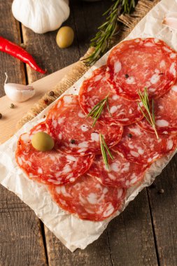 Chorizo sosis ve salam, ince kesim. Baharatlı, biberli, biberli İspanyol salamı. Baharatlı yemek. Acı biber.
