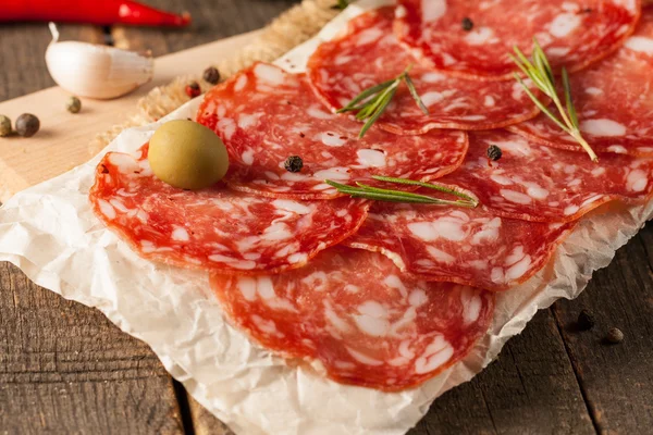 Chorizo Worst Salami Dun Gesneden Spaanse Salami Houtondergrond Met Specerijen — Stockfoto