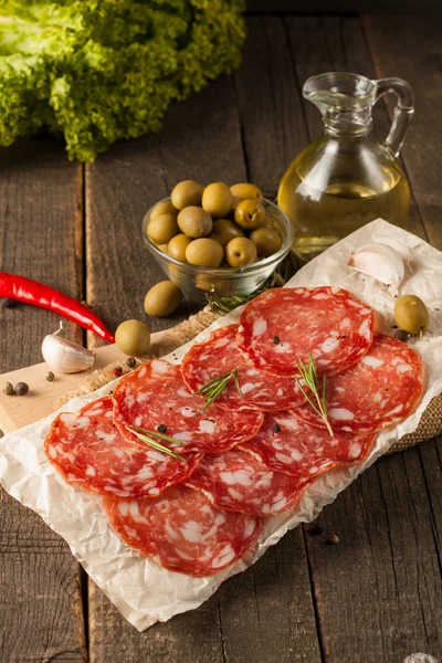 Salsicha Chorizo Salame Corte Fino Salame Espanhol Fundo Madeira Com — Fotografia de Stock