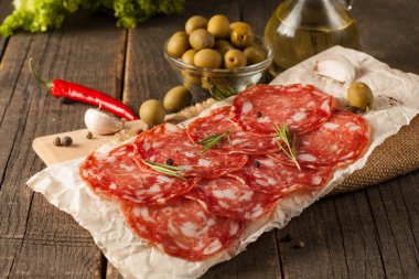 Chorizo sosis ve salam, ince kesim. Baharatlı, biberli, biberli İspanyol salamı. Baharatlı yemek. Acı biber.