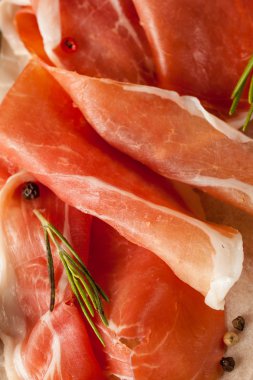 prosciutto ile karışık zeytin ve ahşap kesme tahtası üzerinde kırmızı biber ince dilim closeup