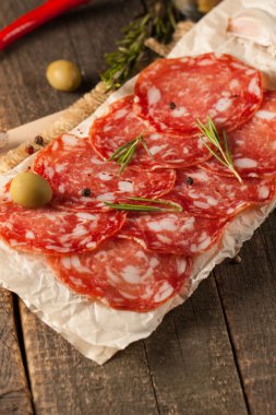 Chorizo sosis ve salam, ince kesim. Baharatlı, biberli, biberli İspanyol salamı. Baharatlı yemek. Acı biber.