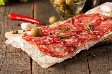 Chorizo sosis ve salam, ince kesim. Baharatlı, biberli, biberli İspanyol salamı. Baharatlı yemek. Acı biber.