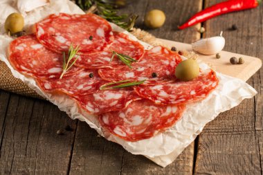 Chorizo sosis ve salam, ince kesim. Baharatlı, biberli, biberli İspanyol salamı. Baharatlı yemek. Acı biber.