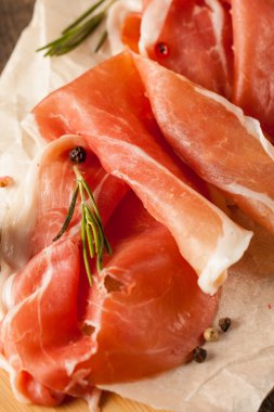 prosciutto ile karışık zeytin ve ahşap kesme tahtası üzerinde kırmızı biber ince dilim closeup