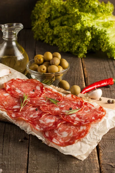 Chorizo Kolbász Szalámi Vékony Vágással Spanyol Szalámi Háttéren Fűszerekkel Paprikával — Stock Fotó