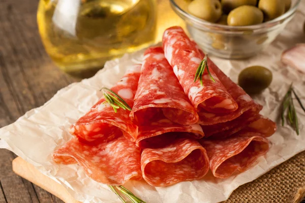 Salami Italiano Con Aceitunas Especias Sobre Fondo Madera —  Fotos de Stock