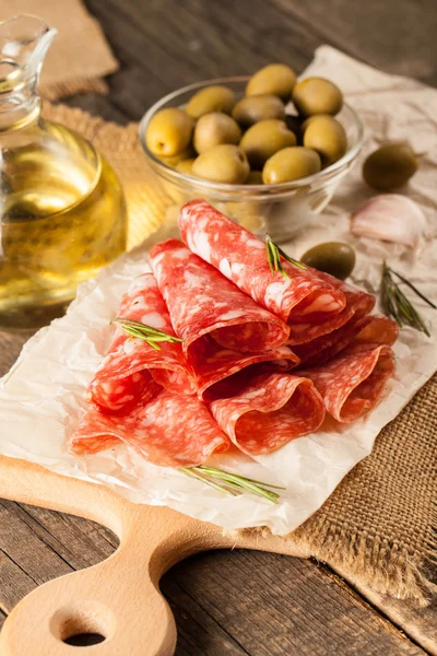 Salame Italiano Com Azeitonas Especiarias Fundo Madeira — Fotografia de Stock