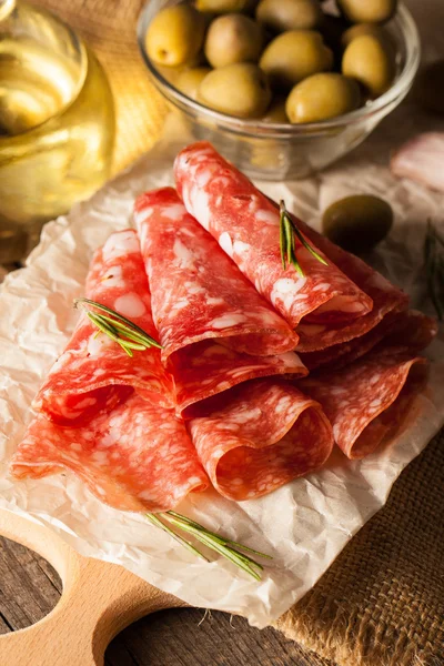 Salame Italiano Com Azeitonas Especiarias Fundo Madeira — Fotografia de Stock