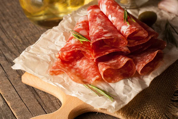 Salami Italiano Con Aceitunas Especias Sobre Fondo Madera —  Fotos de Stock