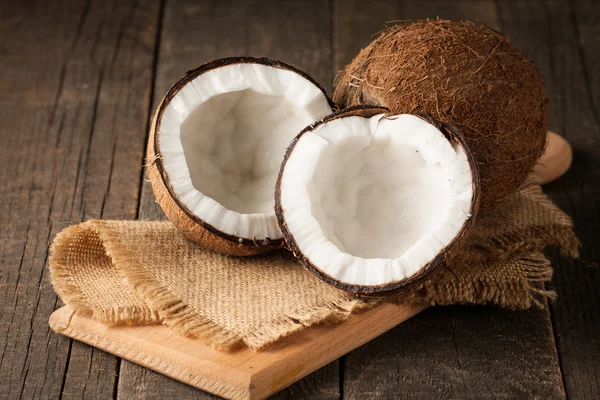 Rijpe Halve Cut Kokosnoot Een Houten Achtergrond — Stockfoto