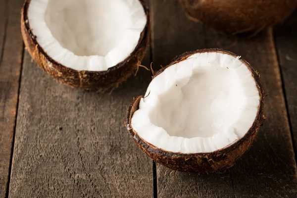 Rijpe Halve Cut Kokosnoot Een Houten Achtergrond — Stockfoto