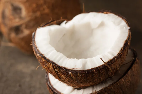 Rijpe Halve Cut Kokosnoot Een Houten Achtergrond — Stockfoto