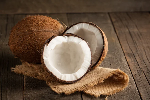 Rijpe Halve Cut Kokosnoot Een Houten Achtergrond — Stockfoto