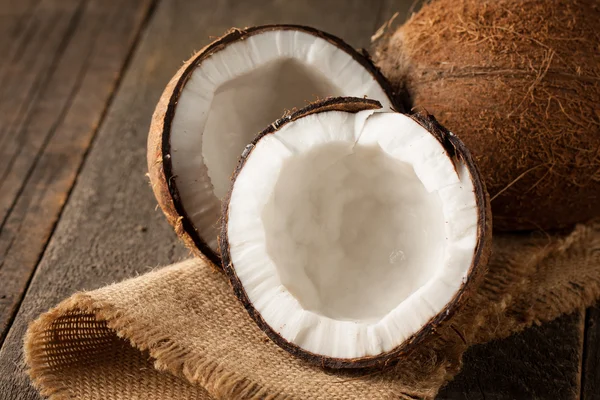 Rijpe Halve Cut Kokosnoot Een Houten Achtergrond — Stockfoto