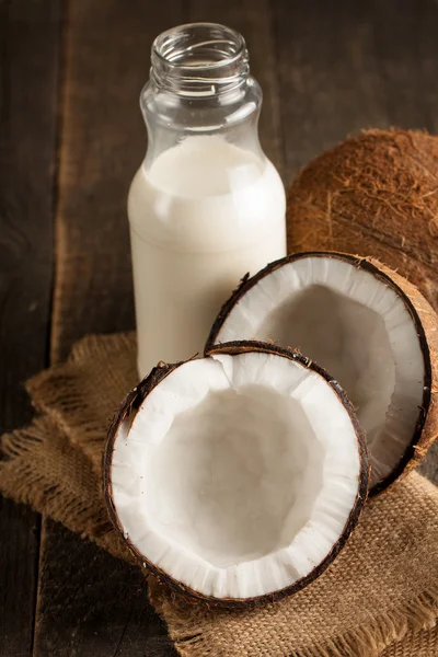 Rijpe Halve Cut Kokosnoot Een Houten Achtergrond — Stockfoto