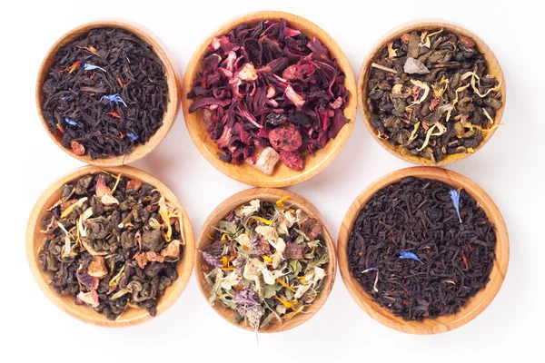 ชาแห งในจานไม บนพ นหล ขาว ใบชาแดง และด แมคโครภาพ — ภาพถ่ายสต็อก