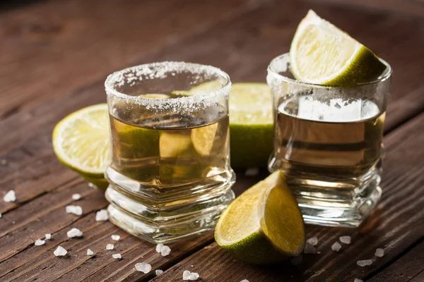 Makrofokus Kuva Laukausta Kultainen Meksikolainen Tequila Limetti Suola Puinen Tausta — kuvapankkivalokuva