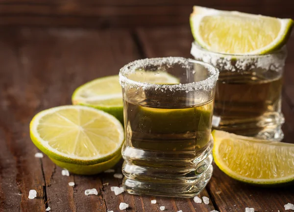 Macro Foto Foco Tiros Tequila Mexicana Dourada Com Limão Sal — Fotografia de Stock