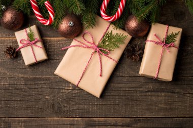 Yılbaşı ve Noel hediyeleri bir ağacın altında. Kış tatili kavramı.