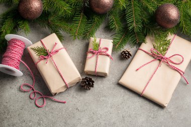 Yılbaşı ve Noel hediyeleri bir ağacın altında. Kış tatili kavramı.